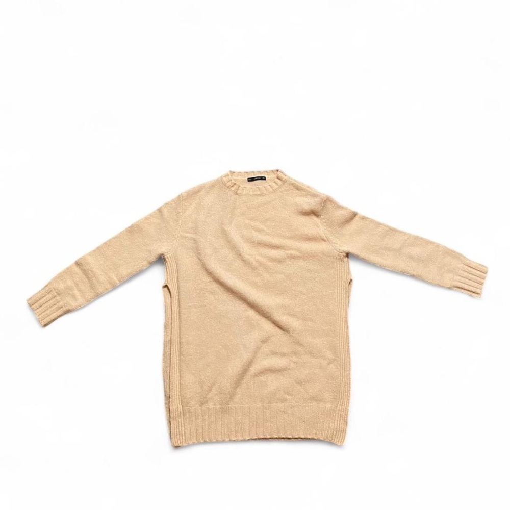 Zara knit crewneck sweater with split side hems. Women’s size medium. EUC